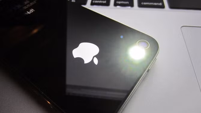  4. Tránh lạm dụng Flash Hãy tận dụng tối đa ánh sáng tự nhiên để đem lại chất lượng tốt nhất cho bức ảnh. Sử dụng Flash không đúng trường hợp sẽ làm bức ảnh của bạn không được tự nhiên, cháy sáng hay bị hiện tượng mắt đỏ. Flash tốt nhất chỉ nên dùng khi thiếu sáng và cự ly từ đối tượng tới máy chỉ vài mét. 