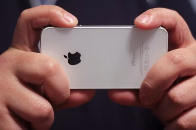  8. Thao tác chụp nhanh bằng nút tăng giảm âm lượng iPhone đã tích hợp sẵn khả năng chụp nhanh bằng nút tăng giảm âm lượng. Điều này giúp bạn thao tác chụp nhanh hơn và tránh khả năng rung lắc khi thao tác chụp trên màn hình.