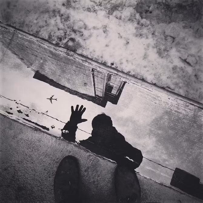  10. Thử với hiệu ứng đen trắng Ảnh đen trắng có độ tương phản cao, giúp chủ thể nổi bật hơn trong bức ảnh. Nếu bạn không quá quan trọng về màu sắc cũng như chi tiết trong bức ảnh, hãy thử trải nghiệm và bạn sẽ thích thú. Trên đây là 10 bí quyết để có thể chụp được bức ảnh đẹp trên iPhone của bạn mà không cần đến bất cứ thiết bị chụp ảnh chuyên nghiệp nào. Hãy thử áp dụng và chụp cho mình những bức ảnh đẹp hơn.