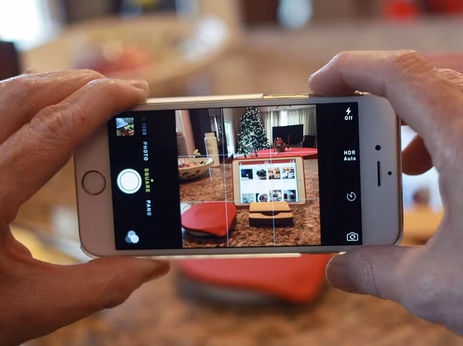 5. Kích hoạt tính năng lưới Kích hoạt chế độ lưới (grid) cho camera trong phần cài đặt sẽ giúp bạn cân đối các đối tượng trước khi chụp hình. Điều này cũng vô cùng thuận tiện trong việc áp dụng các quy tắc bố cục trong chụp ảnh như quy tắc 1/3... Bên cạnh đó, việc sử dụng lưới sẽ giúp bạn tránh mất thời gian cho việc hậu kì như cắt hay cân bằng lại bức ảnh. 