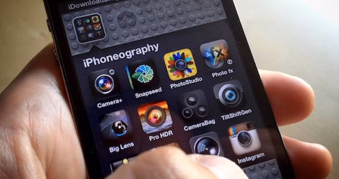  6. Sử dụng thêm các ứng dụng chụp ảnh thứ ba Nếu đã quá nhàm chán với ứng dụng chụp ảnh sẵn có trên iPhone, hãy thử tải về và trải ngiệm các ứng dụng chụp ảnh khác, chắn chắn bạn sẽ thích thú. Không những cung cấp thêm các tuỳ chọn khi chụp, các ứng dụng này còn trang bị cho bạn thêm những tiện ích khác như bộ lọc màu, các công cụ ghép, chỉnh sửa ảnh... giúp bạn có những bức ảnh lung linh và đầy nghệ thuật. 