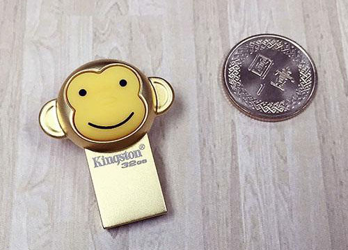  USB hình khỉ vàng giá hơn 300.000 đồng. Mẫu USB độc đáo này hiện đang được hãng Kingston bán ra thị trường Việt Nam. Sản phẩm được mạ vàng, khuôn mặt chú khỉ ngộ nghĩnh chỉ nhỉnh hơn đồng xu một chút được làm bằng chất liệu cao su. Chiếc USB này có dung lượng lưu trữ 32GB, hỗ trợ chuẩn USB 3.1 mới nhất. Tất cả được đóng trong hộp kim loại khá sang trọng. Khác xa với những món đồ công nghệ xa xỉ nói trên, sản phẩm này được bán đại trà trên thị trường với giá chỉ 360.000 đồng.