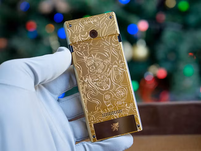 Hình ảnh chú khỉ tươi vui được khắc sinh động trên nền cây lá với trình độ tinh xảo, mang tính tượng trưng về mặt tâm linh, cho tinh thần, cho hào quang nối giữa người và đấng thần linh, cùng tinh thần lạc quan luôn tiến về phía trước, không đầu hàng khó khăn, nghịch cảnh. Mobiado - Professional 3 GCB Year of The Monkey có mức giá 125 triệu đồng tại thị trường Việt Nam.