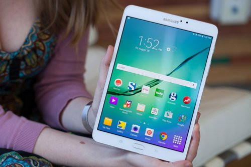  Samsung Galaxy Tab S2 8 (350 USD – 7,9 triệu đồng) và Samsung Galaxy Tab S2 10 (400 USD – 9 triệu đồng). Nếu chỉ sở hữu ngân khố eo hẹp, Galaxy Tab S2 là chiếc máy tính bảng Android tốt nhất mà người dùng nên mua. Với các kích cỡ màn hình lần lượt là 8 inch và 10 inch, cặp tablet Samsung Galaxy A cung cấp trải nghiệm khá mượt mà và ổn định. Bộ đôi Tab S2 này không chỉ có độ mỏng như mọi thiết bị trong cùng phân khúc mà còn sở hữu tỷ lệ màn hình “vàng” 3: 4. Trong trường hợp người dùng muốn chơi game hoặc tương tác với các ứng dụng thì S2 đủ sức mạnh để xử lý mọi tác vụ một cách dễ dàng.