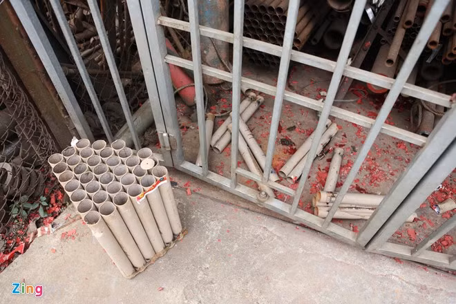 Lõi pháo hoa cũng được nằm la liệt trước cửa nhiều nhà.