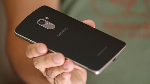 Trong khi thông số camera cũng tương tự như Redmi Note 3 với camera sau có độ phân giải 13 megapixel với đèn flash LED kép, camera trước 5 megapixel công nghệ V-Selfie, chụp tự động khi người dùng thực hiện chữ V bằng ngón tay, nhưng pin của máy chỉ có dung lượng 3.300mAh.