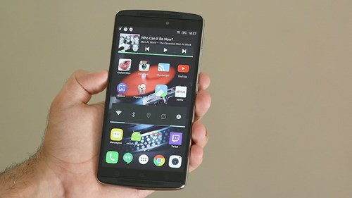  Lenovo A7010. Đây là mẫu smartphone thứ hai trong danh sách này có mức giá tầm 5 triệu nhưng được trang bị cảm biến vân tay thời thượng. Nếu nhìn qua rất có thể bạn sẽ nhầm tưởng Lenovo A7010 sở hữu một bộ khung kim loại và nắp lưng bằng nhựa, nhưng trên thực tế A7010 chỉ có khung viền bằng nhựa và làm giả hiệu ứng Diamond-Cut bằng sơn nhũ, vì vậy mà nhìn A7010 vẫn rất đẹp. Giống như Xiaomi Redmi Note 3, máy cũng có màn hình với độ phân giải tương đương, nhưng sử dụng kính cường lực Gorilla Glass 3 để bảo vệ hạn chế trầy xước tốt hơn.