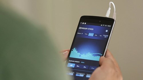 Đặc biệt máy còn được tích hợp công nghệ âm thanh Dolby Atmos và chip xử lý âm thanh Wolfson giúp tái tạo âm thanh từ loa ngoài thành dạng 3D, hứa hẹn mang đến trải nghiệm nghe nhạc hay xem phim đã hơn. Đây là tính năng hiếm có mẫu smartphone nào trong tầm giá có được. Về phần cứng, Lenovo A7010 sử dụng chipset Mediatek MT6753 với CPU 8 nhân tốc độ 1,3 GHz, đồ hoạ Mali-T720MP3, RAM 2GB, bộ nhớ trong 32GB nhưng hỗ trợ thẻ nhớ ngoài đến 128GB.