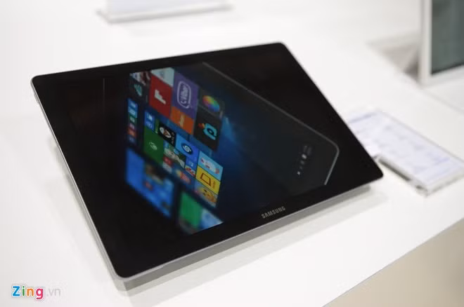 TabPro S là dòng tablet mới, máy có màn hình 12 inch Super AMOLED với độ phân giải 2.160 x 1.440 pixel. M áy dùng con chip Intel Core M, RAM 4 GB.