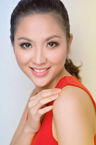 Cô xuất thân trong một gia đình nghèo khó. Chuyện đời hoa hậu tuổi Thân duy nhất của Việt Nam