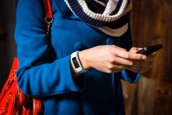  Garmin Vivofit 2. Vòng đeo tay của Garmin trông như một chiếc đồng hồ nhỏ nhắn với màn hình hiển thị chữ số đầy đủ kèm dây đeo. Áp dụng công nghệ mực điện tử tiết kiệm năng lượng vào thành phần hiển thị cho phép Vivofit 2 hoạt động liên tục trong một năm không cần sạc với màn hình luôn bật. Vivofit 2 cho phép theo dõi quá trình vận động, chất lượng giấc ngủ... và tự động đồng bộ dữ liệu qua dịch vụ Garmin Connect. Vòng đeo tay sẽ tự động nhắc nhở người dùng vận động qua cảnh báo trên màn hình kèm âm thanh. Garmin đã thiết kế Vivofit 2 có khả năng chống nước 5ATM để có thể đồng hành cùng người dùng trong những mọi hoạt động thể lực kể cả dưới nước. Giá bán: 3.600.000 đồng.