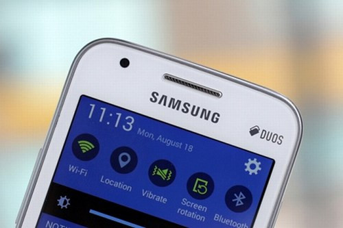  Samsung Galaxy V Plus (1,79 triệu đồng). Được nâng cấp từ Galaxy V, máy chạy hệ điều hành Android 4.4 (KitKat), 2 sim 2 sóng, trang bị 2 camera, màn hình 4-inch WVGA, 480 x 854 Pixels, cảm ứng điện dung đa điểm, độ nét màn hình tăng hơn so với bản cũ (480 x 800 px). Máy trang bị vi xử lý 2 nhân tốc độ 1.2 GHz, thay vì một nhân như phiên bản trước nhưng RAM vẫn ở mức 512MB, bộ nhớ trong 4Gb và bạn có thể mở rộng thêm bộ nhớ bằng thẻ nhớ ngoài MicroSD tới 64GB. Máy chạy hệ điều hành Android 4.4 (KitKat), RAM 512 MB, Galaxy V Plus cho khả năng tùy biến cao và tương thích với nhiều ứng dụng. Pin tháo rời được của máy có dung lượng 1500mAh và nó cũng có chế độ siêu tiết kiệm pin Ultra Saving Mode.