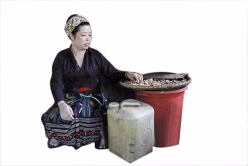 Chị Mạc Thị Tím, Bí thư chi bộ bản Văng Môn: “Để khôi phục lại nét đẹp văn hoá nơi thâm sơn cùng cốc này không hề đơn giản”. Ảnh: H.H