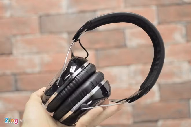 Crossfade Wireless có khả năng kết nối bluetooth ở khoảng cách tối đa 10m. Điểm đặc biệt là có thể kết nối với 2 thiết bị cùng lúc để thực hiện đa nhiệm, ví dụ như cùng kết nối với smartphone và laptop khi ở nhà, hoặc smartphone và smartwatch khi ra ngoài.