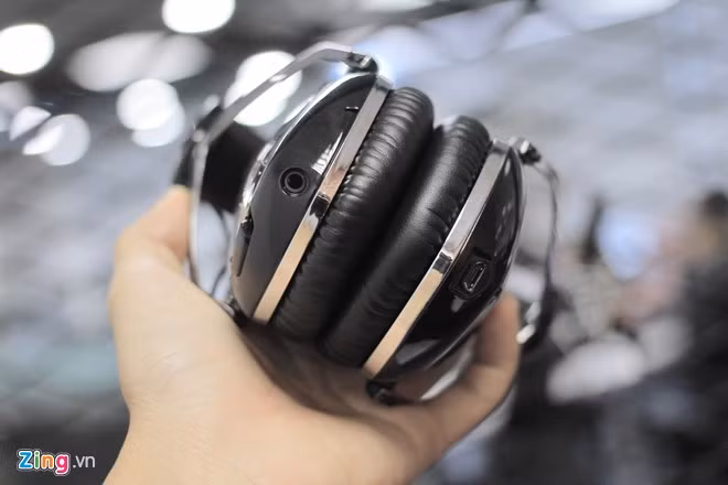 Dây cable 1-Button SpeakEasy Mic cũng được trang bị mic chống ồn và nút bấm hoạt động với hầu hết các smartphone hay tablet có mặt trên thị trường hiện nay. Cáp microUSB giúp dễ dàng sạc pin từ PC, laptop, pin dự phòng hoặc các thiết bị sạc dự phòng.