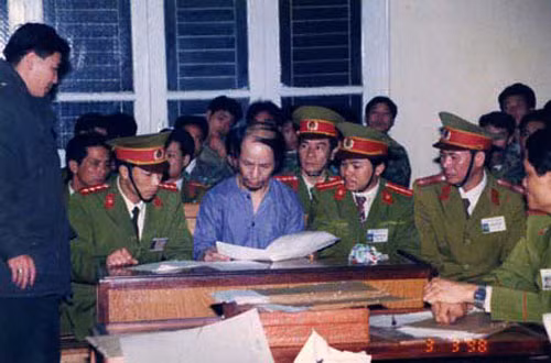 Ông trùm ma túy uống cạn 2 lon bia trước lúc bước ra trường bắn - Ảnh 2 Ông trùm ma túy uống cạn 2 lon bia trước lúc bước ra trường bắn - Ảnh 2