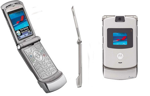  4 Motorola RAZR V3 (2004). Có lẽ rất nhiều bạn đọc còn nhớ thời kỳ những chiếc điện thoại thời trang siêu mỏng lên ngôi giai đoạn 2004-2005. Ngày đó iPhone còn chưa ra đời và tiêu chuẩn cái đẹp của điện thoại thời ấy thật hết sức đơn giản: Mỏng. Khi V3 ra mắt, cả thế giới phải trầm trồ trước màn hình mỏng đến... khó tin của chiếc điện thoại nắp gập này, và hầu như ngay lập tức V3 định chuẩn cho 1 cuộc chạy đua mới của thế giới di động: Độ mỏng.