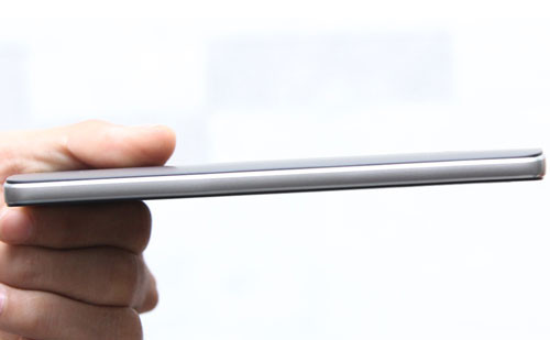 Cạnh trái của A7010 không có phím bấm hay cổng kết nối nào.