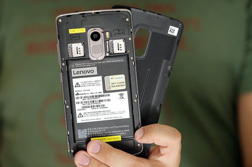 Nắp lưng của máy có thể tháo rời để gắn SIM, thẻ nhớ. Máy hỗ trợ 2 SIM (micro) có kết nối 4G LTE. Nhưng nếu muốn gắn thẻ microSD với dung lượng tối đa 128 GB, người dùng buộc phải hy sinh khe cắm SIM 2.