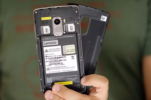 Nắp lưng của máy có thể tháo rời để gắn SIM, thẻ nhớ. Máy hỗ trợ 2 SIM (micro) có kết nối 4G LTE. Nhưng nếu muốn gắn thẻ microSD với dung lượng tối đa 128 GB, người dùng buộc phải hy sinh khe cắm SIM 2.