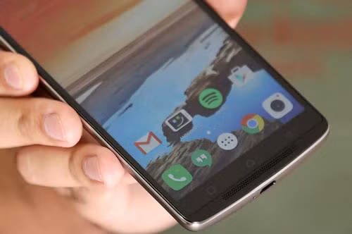 Phía dưới mặt trước gồm 3 phím điều hướng và loa ngoài. Bộ đôi loa của A7010 được tích hợp công nghệ âm thanh Dolby Atmos.