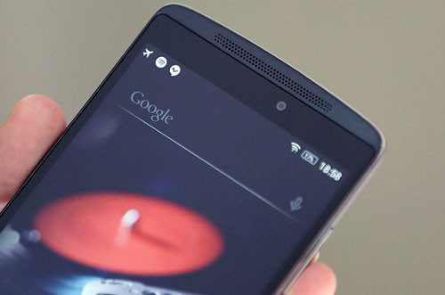 Loa ngoài và camera “tự sướng” độ phân giải 5 MP nằm ở phía trên mặt trước.