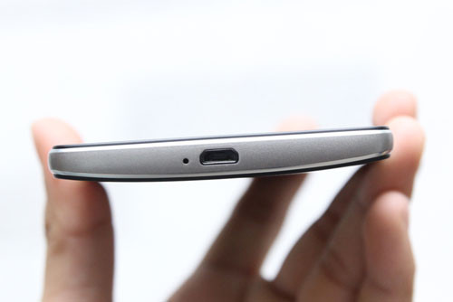 Cổng kết nối microUSB và micro chống ồn ở cạnh đáy.