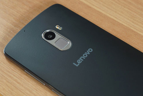 Cụm camera chính độ phân giải 13 MP, đèn flash LED kép 2 tone màu và cảm biến vân tay và logo Lenovo. Camera chính của A7010 có khẩu độ f/2.2, hỗ trợ khả năng lấy nét tự động, nhận diện khuôn mặt và quay video Full HD.