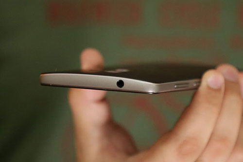 Đỉnh máy chỉ có giắc cắm tai nghe 3,5 mm.