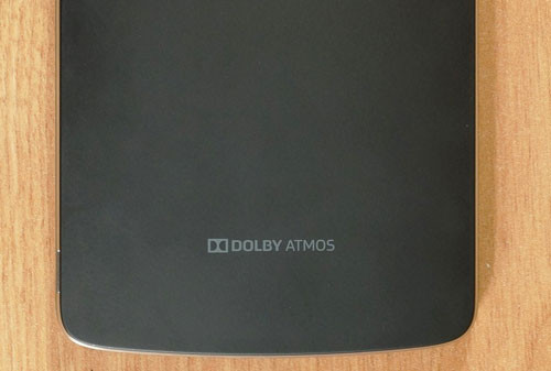 Bên dưới nắp lưng chỉ có logo của hãng âm thanh Dolby và dòng chữ Dolby Atmos.