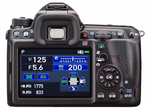 Dựa vào những đặc tả kỹ thuật rò rỉ cùng những hình ảnh của máy mới nhất này, giới quan sát cho rằng Pentax K-1 nhiều khả năng sẽ hỗ trợ 33 điểm AF, nhiều hơn 27 điểm AF của mẫu Pentax K-3 II vốn dùng cảm biến APS-C từng giới thiệu.