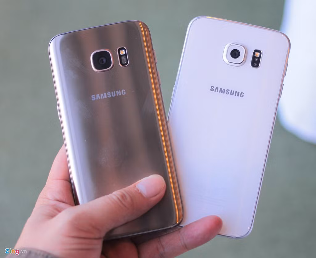 Mặt lưng cong của S7 và camera hiện chỉ lồi 0,46 mm là hai chi tiết khác biệt nhất.
