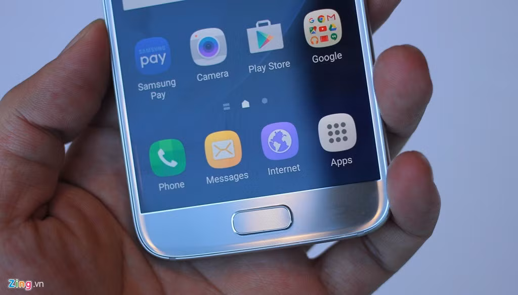 Có nhiều tin đồn về việc Samsung thay đổi nút Home. Dù vậy, hãng hầu như không làm mới hình dạng. Trong buổi giới thiệu, họ không đề cập về chi tiết này. Tuy vậy, nút Home vẫn hỗ trợ nhận diện vân tay bình thường.