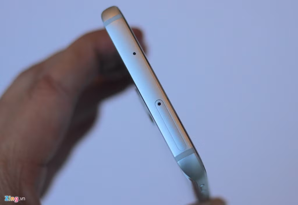 Việc trang bị mặt lưng cong khiến cho cạnh bên mỏng hơn. Do đó, Samsung đưa khay cắm SIM lên đỉnh. Đây đồng thời là khay cắm thẻ nhớ microSD, cho phép mở rộng dung lượng bộ nhớ. Samsung cho biết, với phiên bản hai SIM, người dùng có thể tháo thẻ nhớ để lắm SIM thứ 2.