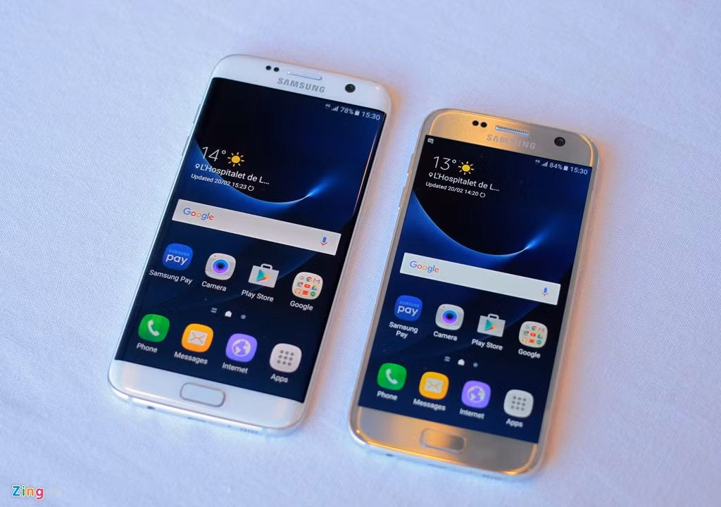 Theo đó, Galaxy S7 trông gọn hơn S6, dù máy vẫn sở hữu màn hình 5,1 inch. Thiết kế của model mới đẹp và xuất sắc hơn phiên bản tiền nhiệm. Trong hình trên, S7 nằm bên phải. Cảm giác cầm trên tay model mới khác biệt, máy không còn các đường nét sắc, cấn tay như bản đi trước, thay vào đó là sự thân thiện trên tay, các cạnh mềm mại, chi tiết gia công tinh xảo