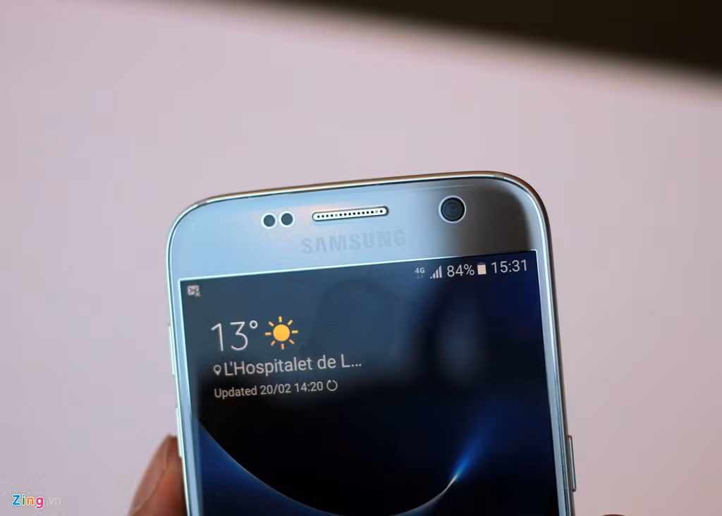 Thiết kế của loa ngoài, các cảm biến phía trên không khác biệt với Galaxy S6. Tuy vậy, camera trước trông lớn hơn.