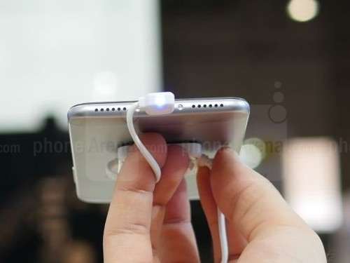 ZTE Blade V7 trang bị bộ xử lý MediaTek MT6753 (8 nhân Cortex-A53) xung nhịp 1,3GHz, đồ họa Mali-T720MP3 tích hợp, màn hình IPS 5,2 inch Full HD, RAM 2GB...