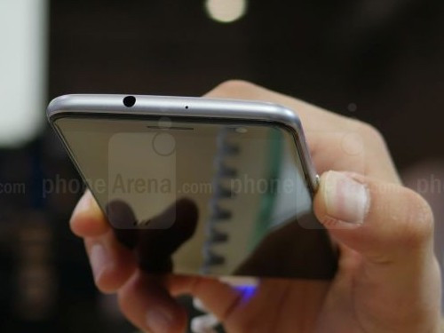 Dự kiến, ZTE Blade V7 sẽ sớm được mở bán trên 50 quốc gia khắp toàn thế giới vào mùa hè năm 2016. Tuy nhiên, giá bán của sản phẩm hiện vẫn còn là một ẩn số.