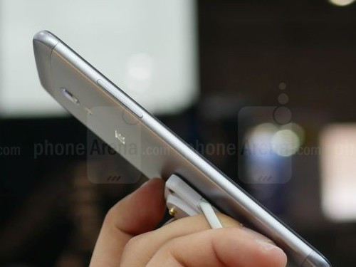 ...Bộ nhớ trong 16GB, camera chính 13MP hỗ trợ lấy nét theo pha, đèn flash LED kép trợ sáng đi kèm, camera selfie 5MP, pin dung lượng 2.500mAh và chạy Android 6.0 Marshmallow.