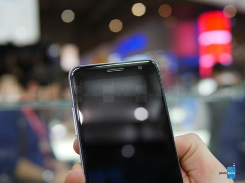 Lẽ đương nhiên là ZTE Blade V7 cũng có thiết kế màn hình cong 2.5d hứa hẹn mang lại cảm giác đã tay và tiện dung hơn trong từng thao tác điều khiển cảm ứng hằng ngày.