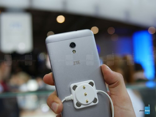 Về ngoại hình, ZTE Blade V7 có thiết kế nguyên khối bằng kim loại trông liền lạc và khá sang chảnh. Theo một số ý kiến từ giới công nghệ có cơ hội tiếp xúc với ZTE Blade V7, sản phẩm mới mang trên mình khá nhiều nét khiến người dùng liên tưởng đến một chiếc iPhone 6.