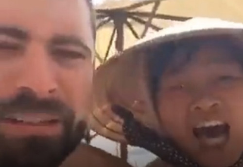 Clip: Cô bán hàng song ca tiếng Anh với khách Tây gây sốt cộng đồng - Ảnh 1 Clip: Cô bán hàng song ca tiếng Anh với khách Tây gây sốt cộng đồng - Ảnh 1