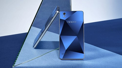 Oppo Mirror 5. Nếu là bạn nữ và cấu hình mạnh không phải là điều quan trọng thì Oppo Mirror 5 là một lựa chọn không hề tồi. Thiết kế khung, viền của máy không có gì đặc biệt, nhưng điểm nhấn lại chính là nắp lưng với vân 3D cho các hiệu ứng hình kim cương khi ánh sáng chiều vào trông rất thú vị. Phần này được làm bằng nhựa dẻo nhìn khá giống với kính và để bảo vệ vẻ đẹp này, Oppo cũng dán sẵn một lớp bảo vệ chống trầy xước ở cả màn hình và nắp lưng máy. Ngoài ra máy còn có cả cổng hồng ngoại để điều khiển các thiết bị ngoại vi như TV, máy lạnh…