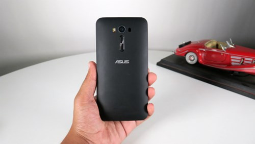 Máy được Asus trang bị màn hình HD 5,5 inch độ phân giải Full HD và được bảo vệ bằng kính cường lực Gorilla Glass 4 với khả năng chống trầy tốt hơn thế hệ thứ 3. Tuy nhiên máy chỉ sở hữu bộ xử lý 4 nhân Qualcomm Snapdragon 410 chỉ là dòng chip tầm trung bình thấp, RAM 2GB, bộ nhớ trong 16GB và hỗ trợ khe cắm thẻ microSD mở rộng tối đa 128GB. Với cấu hình này của máy khi chạy các ứng dụng nặng hoặc muốn chuyển đổi nhanh giữa các ứng dụng, máy cho khả năng tải khá chậm chạp.