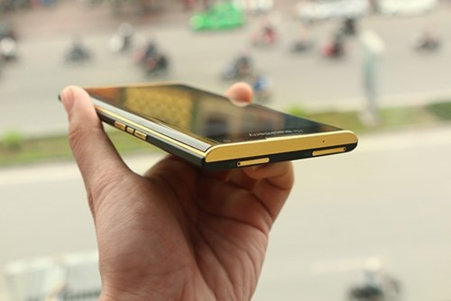  6. Blackberry Priv mạ vàng. Blackberry Priv là chiếc smartphone chạy Android đầu tiên của Blackberry được bán trên thị trường trong năm 2015. Ngay sau khi ra mắt được một thời gian ngắn, sản phẩm này cũng "lọt" vào tay các nhà chế tác tại Việt Nam. Phiên bản mạ vàng Blackberry Priv do một đơn vị chế tác tại TP. Hà Nội tung ra với giá 25 triệu đồng. Phiên bản mạ vàng này sử dụng vàng 24K để chế tác. Đơn vị này tiến hành mạ vàng viền màn hình, khung viền ống kính camera cũng như phần kim loại ở mặt sau BlackBerry Priv khi thiết bị được trượt lên.