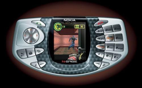  8. Nokia N-Gage. Lý do: Tài nguyên trò chơi có hạn Nokia có thể là hãng đầu tiên nhận ra xu hướng của thiết bị điện tử cầm tay, nhưng không may, N-Gage đã không giúp Nokia giành chiến thắng trên thị trường. Điểm hạn chế của Symbian S60 là hiệu suất thấp của phần cứng di động và hạn chế trò chơi.