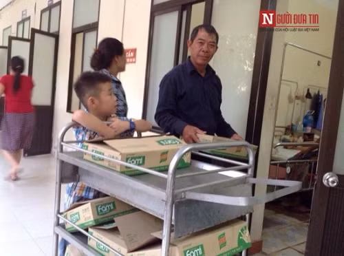 Người đàn ông nghèo lái xe ôm và 10 năm làm từ thiện - Ảnh 1