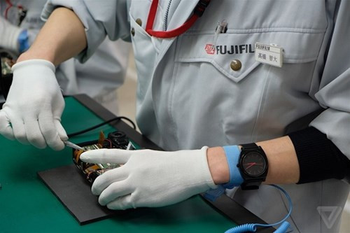 Trông có vẻ như người này đang gỡ một... quả bom, trên thực tế anh ta đang chăm chú vào các bo mạch của X-Pro2.