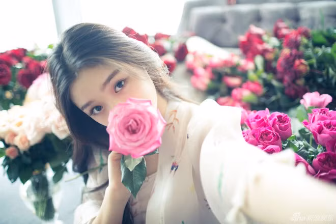 Lâm Duẫn sinh năm 1996, khởi nghiệp là người mẫu ảnh. Năm 2014, cô gây chú ý khi vượt qua 12.000 thí sinh trong cuộc thi tìm kiếm diễn viên cho dự án Mỹ nhân ngư của Châu Tinh Trì. Trong dịp Tết Bính Thân, Mỹ nhân ngư là bộ phim ăn khách nhất màn ảnh Hoa ngữ.