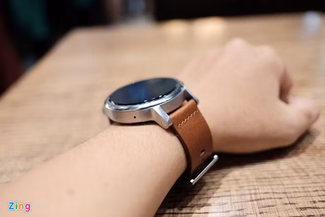 Motorola đã dùng khung thép không gỉ cho mẫu đồng hồ của mình. Moto 360 Gen 2 khá dày, phù hợp với những người có cổ tay cỡ vừa hoặc lớn.